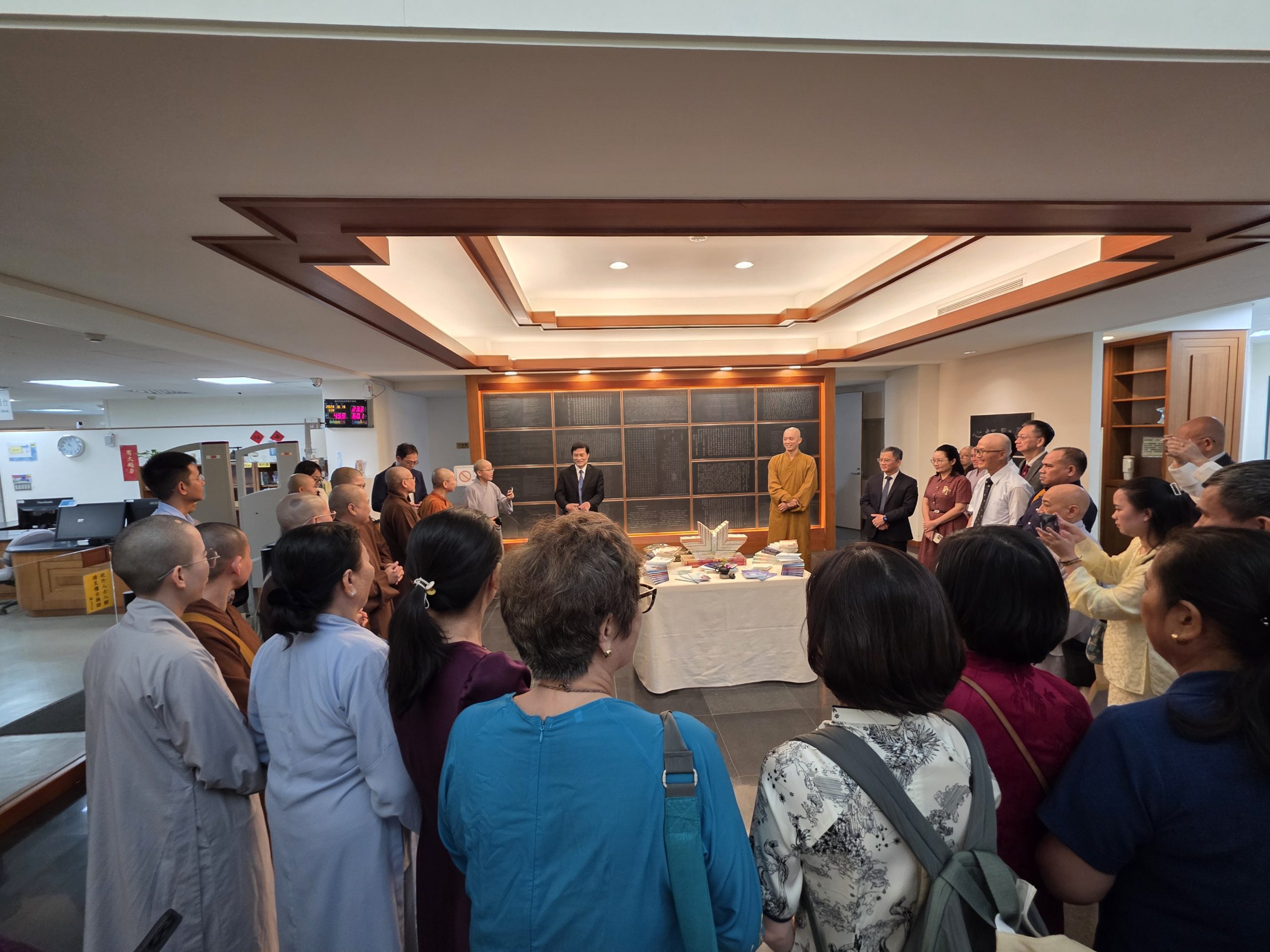 河內國際佛教文獻翻譯研究中心致贈越南版《聖嚴法師智慧隨身書》